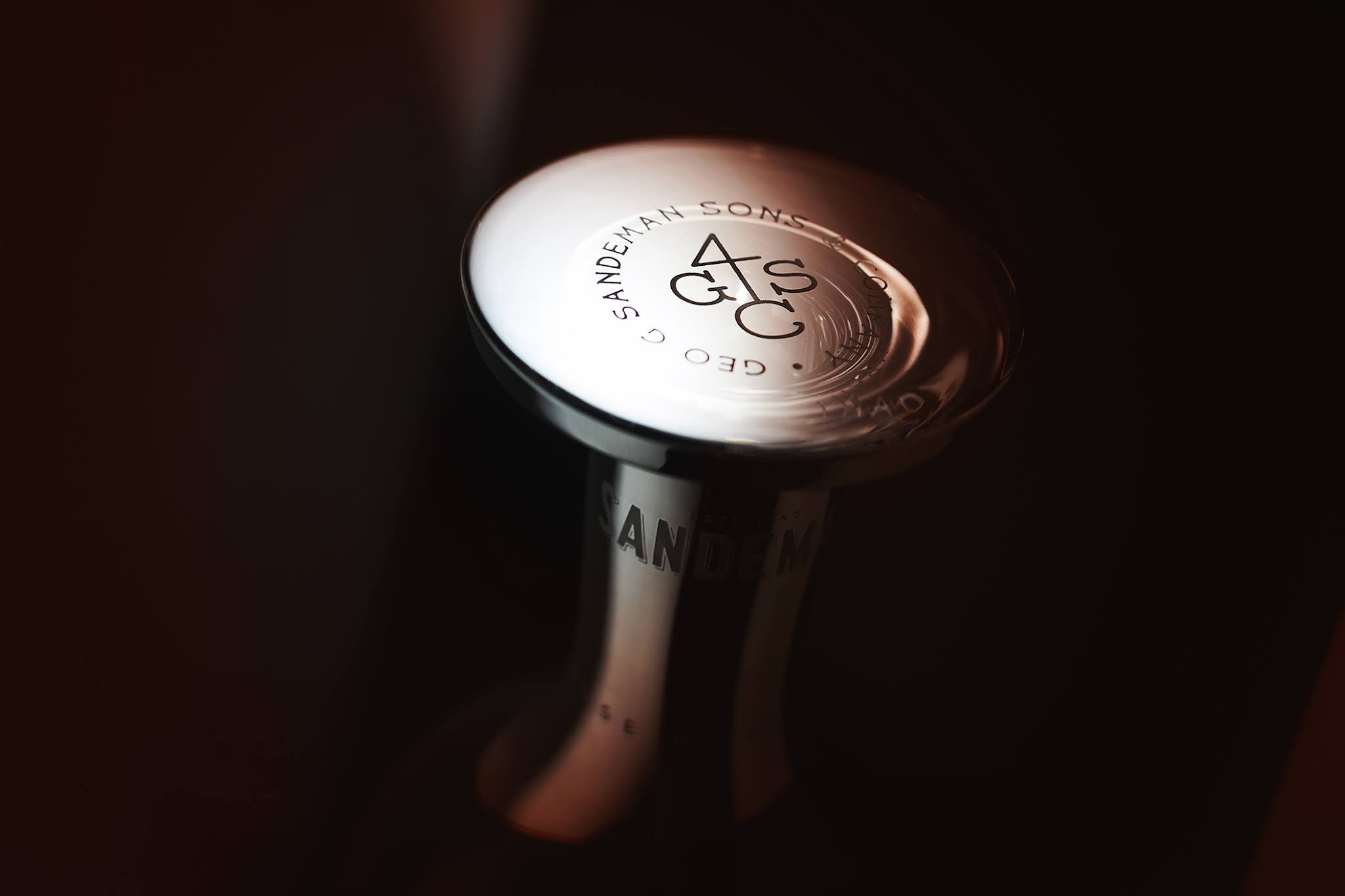 紫檀木水晶瓶的葡萄酒包装非常奢华(图6)
