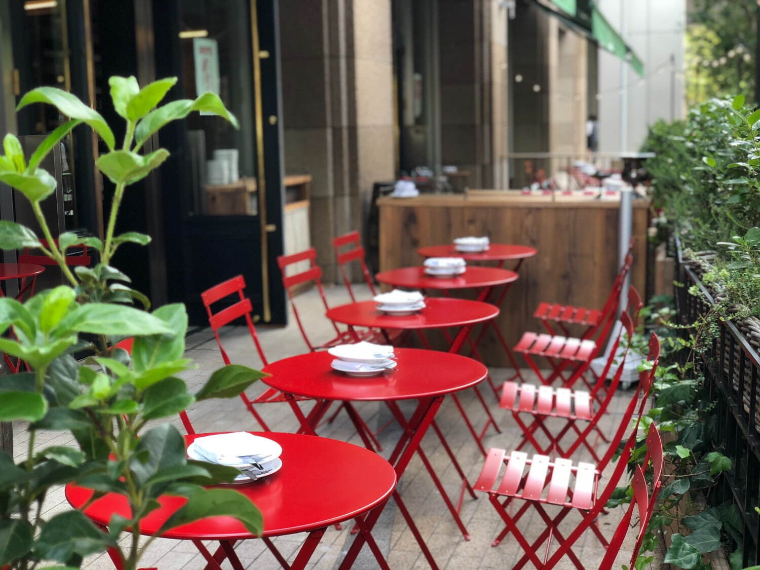 在开放式露台上享用冰镇啤酒和法式美食(图2)