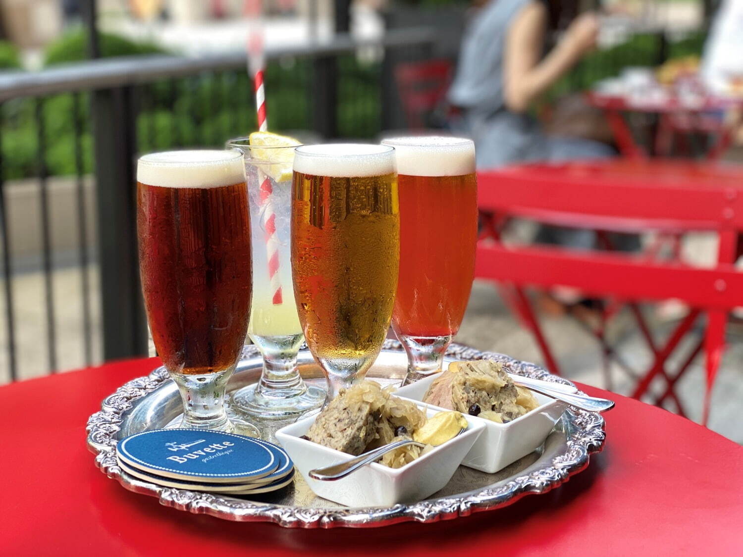 在开放式露台上享用冰镇啤酒和法式美食(图1)