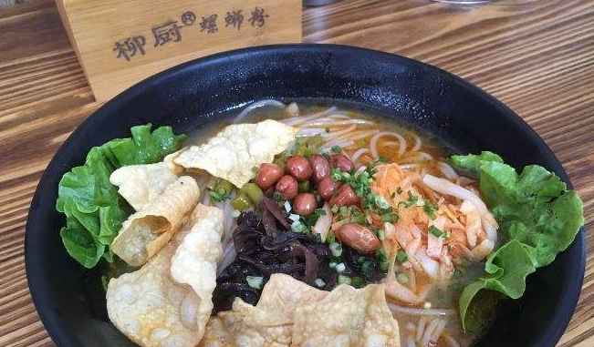 柳厨螺蛳粉品牌logo与食品包装设计欣赏(图2)